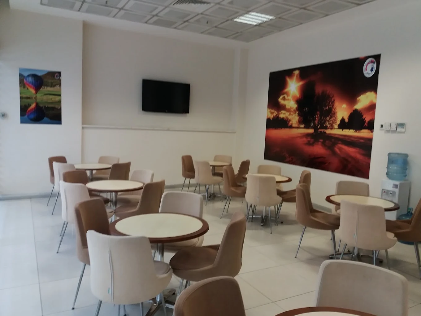 Kafeterya; yuvarlak masalar ve oturma grupları