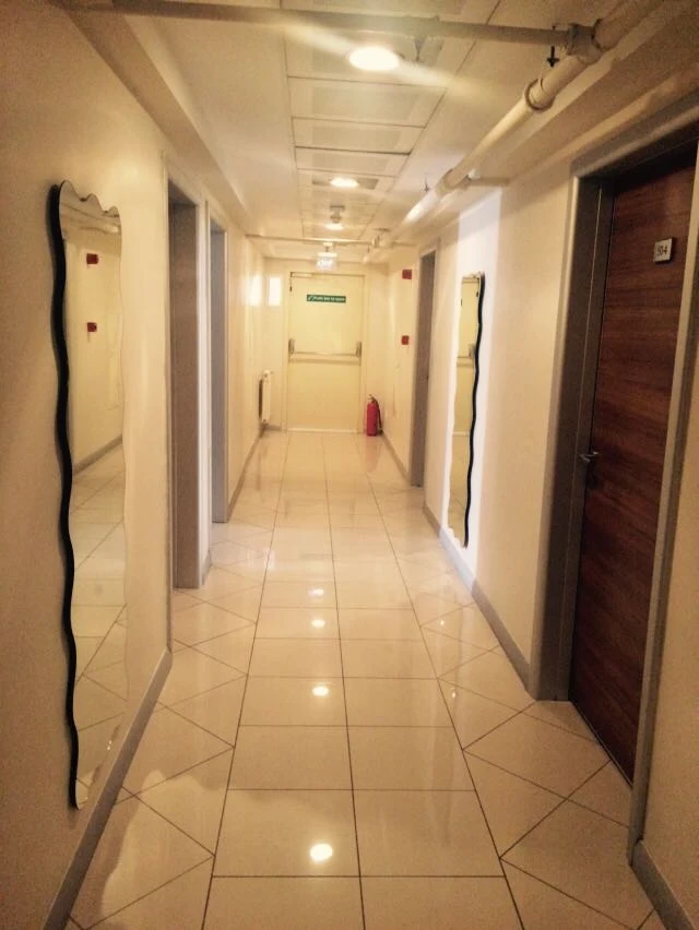 Yurt koridoru ve oda kapıları